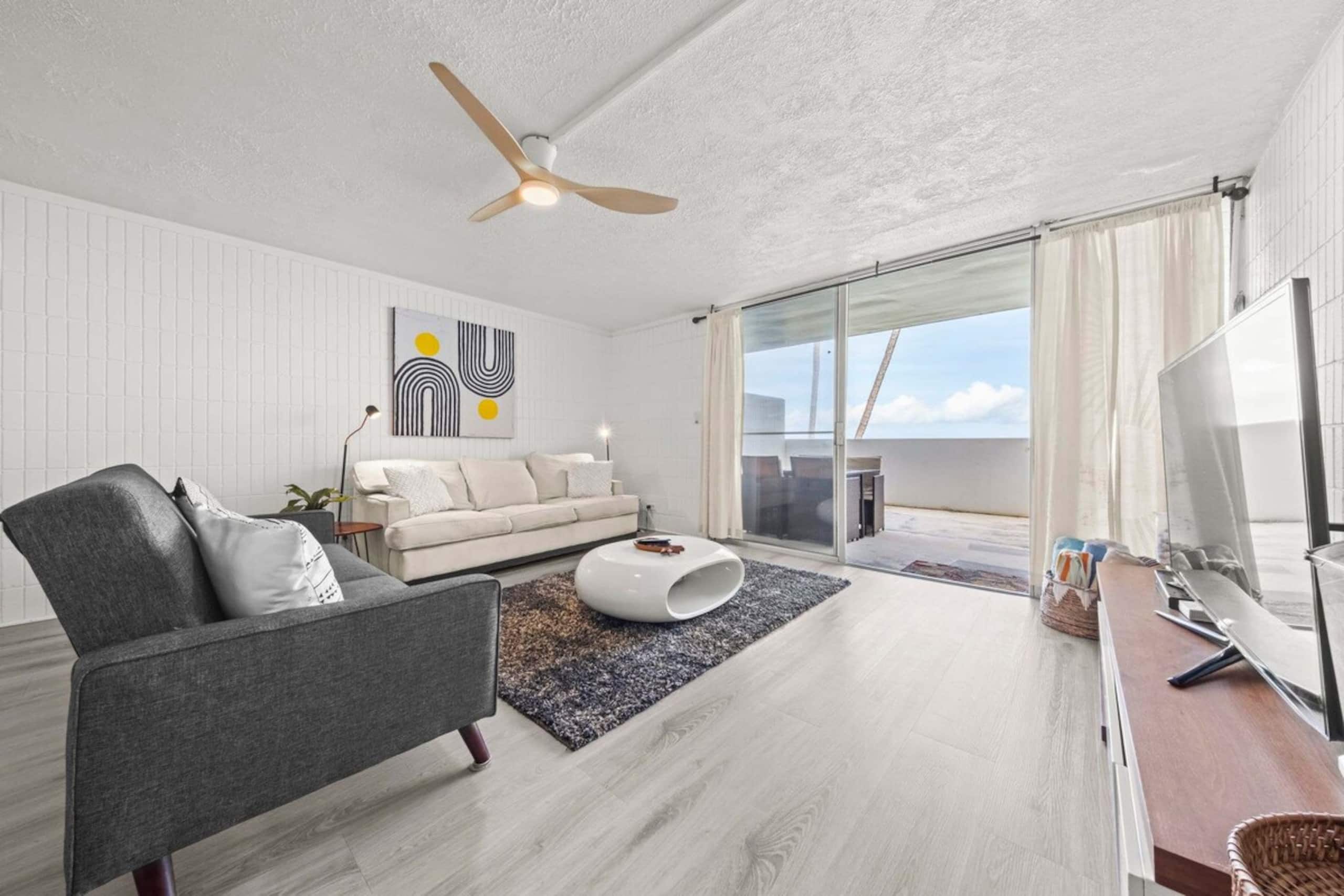 Modern Beachfront Condo - Photo 3