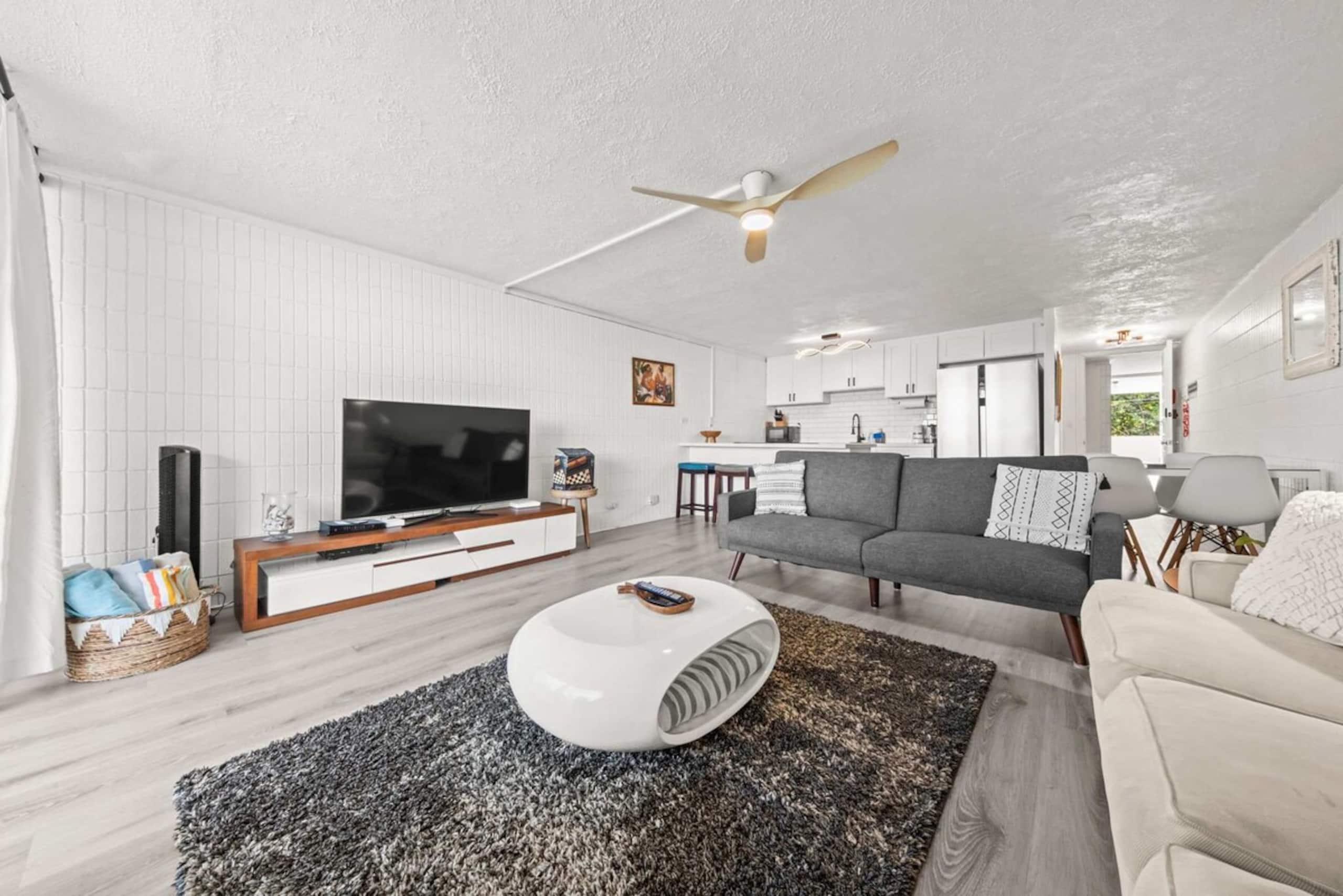 Modern Beachfront Condo - Photo 4