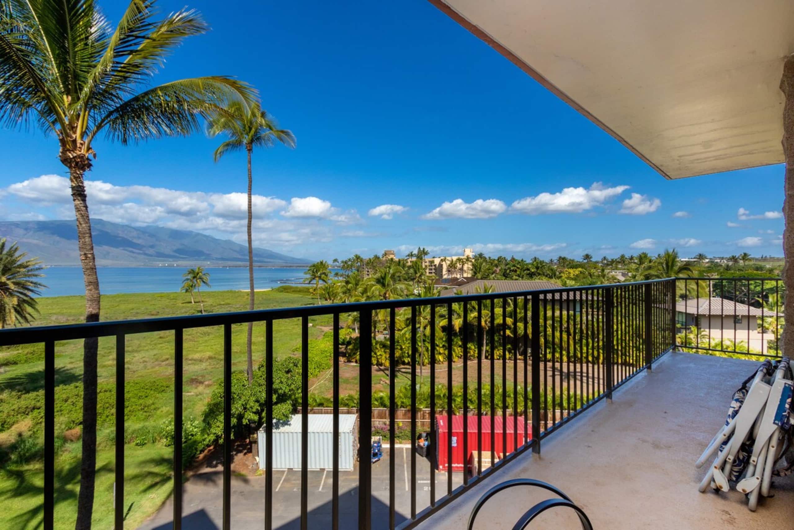 Kauhale Makai Beachfront Condo w/ Pool & Hot Tub - Photo 4