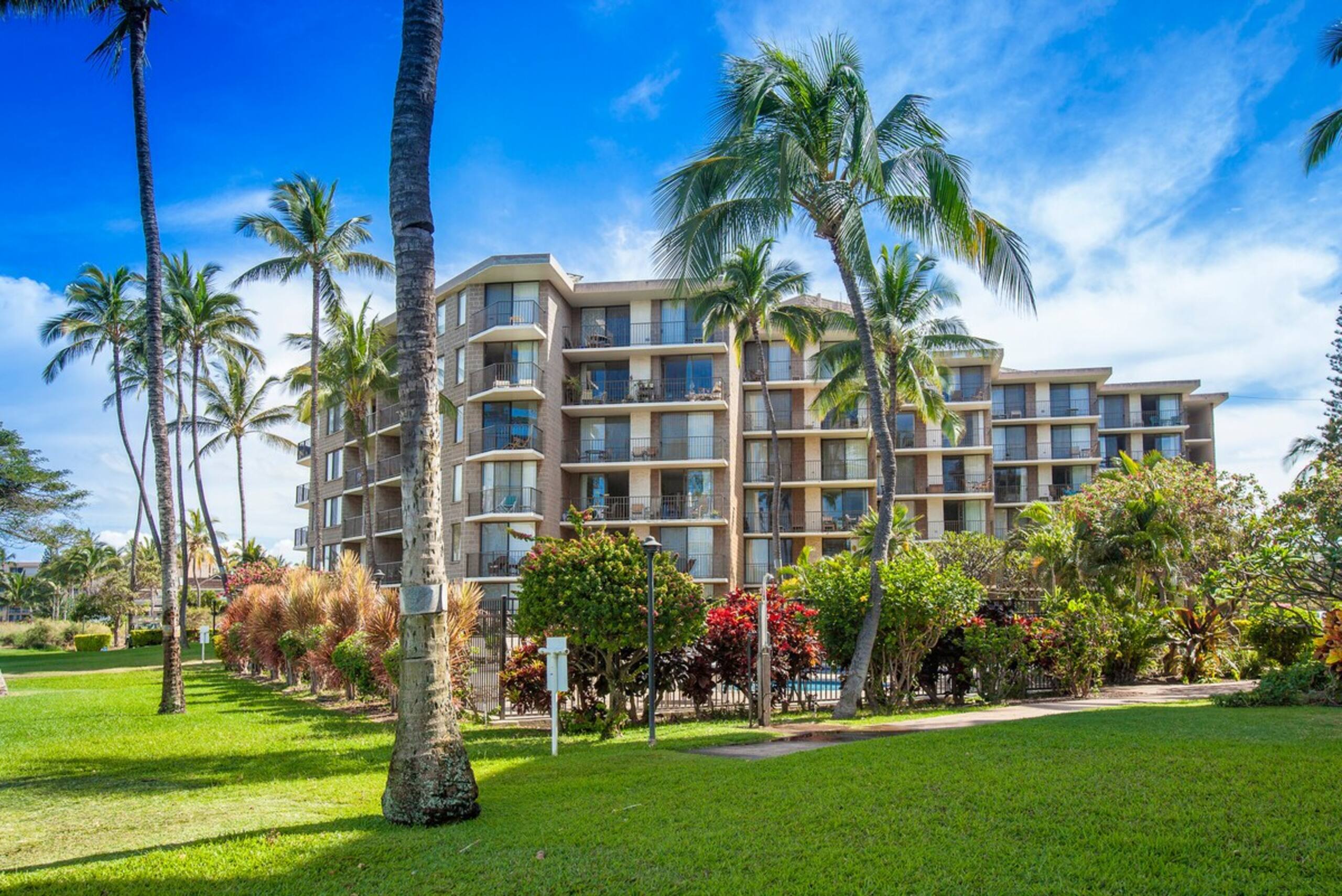 Kauhale Makai Beachfront Condo w/ Pool & Hot Tub - Photo 26