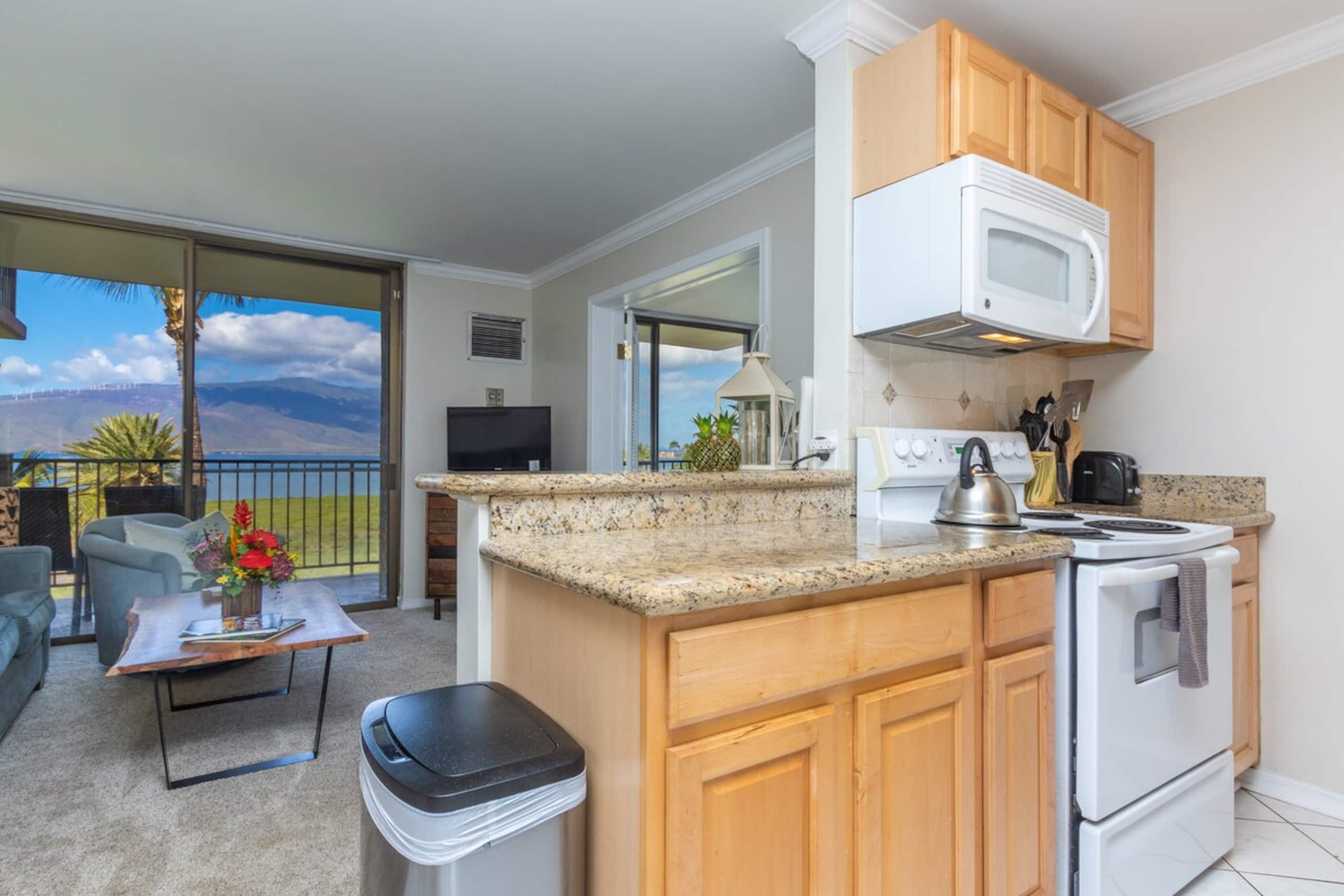 Kauhale Makai Beachfront Condo w/ Pool & Hot Tub - Photo 9