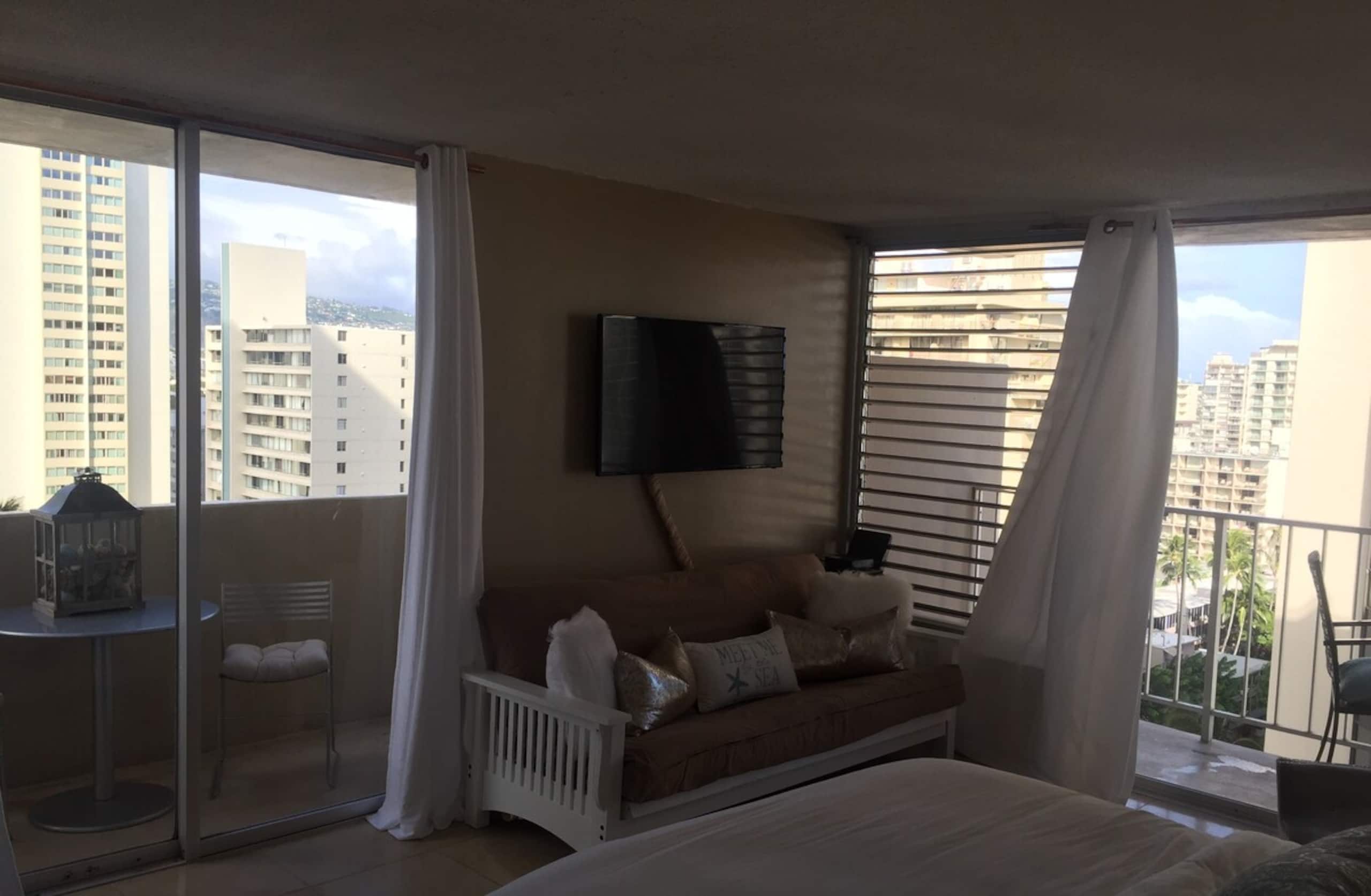 Stylish studio in heart of Waikiki w/amazing views - Photo 26