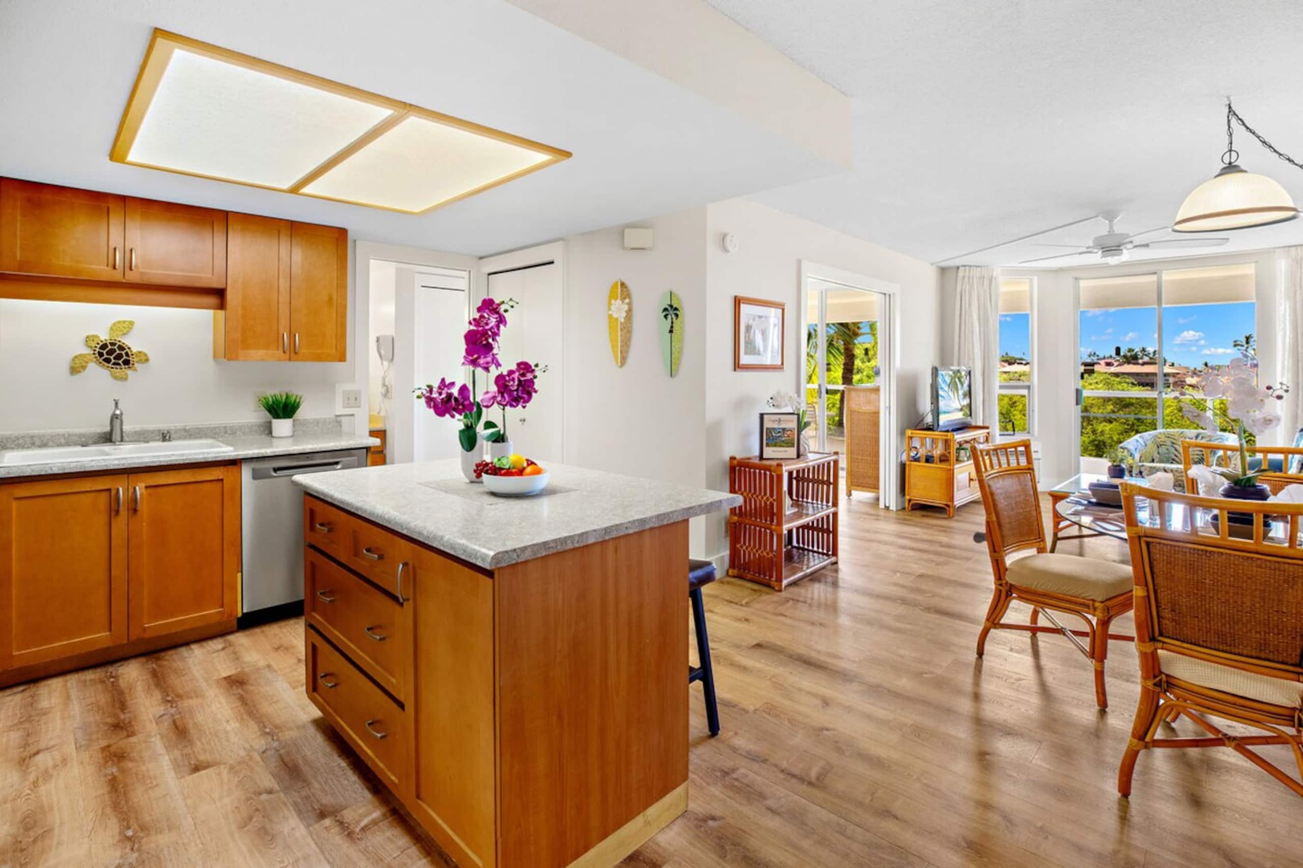 Bright corner condo in Kihei - Photo 10