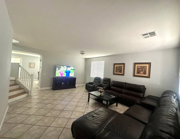 Comfortable, Spacious Home 15 min to The Strip gallery image 2