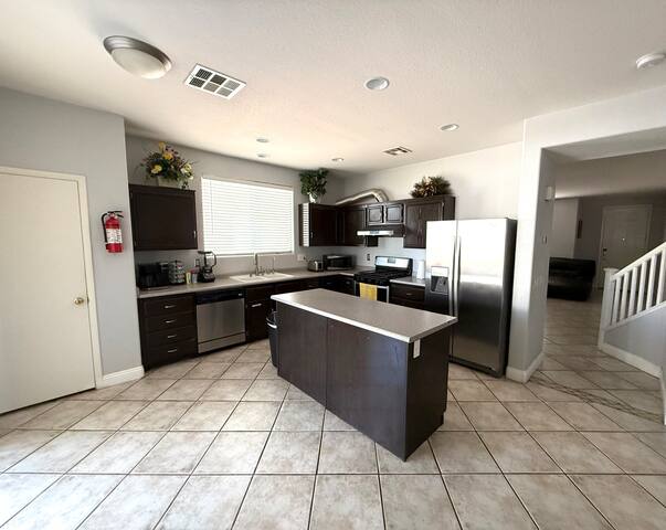 Comfortable, Spacious Home 15 min to The Strip gallery image 5