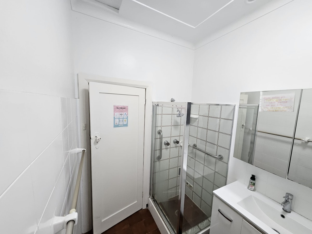 Clean & Quiet Stay in Friendly House