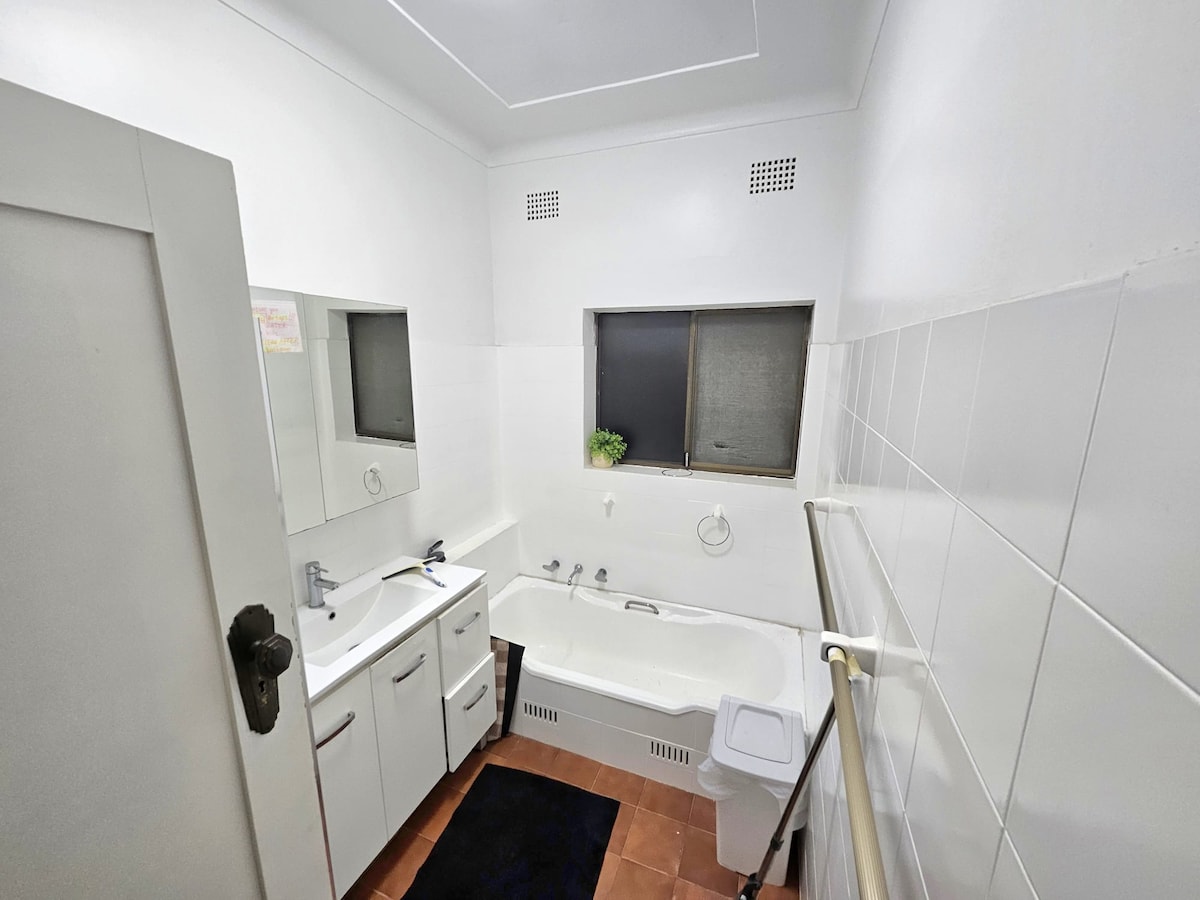 Clean & Quiet Stay in Friendly House