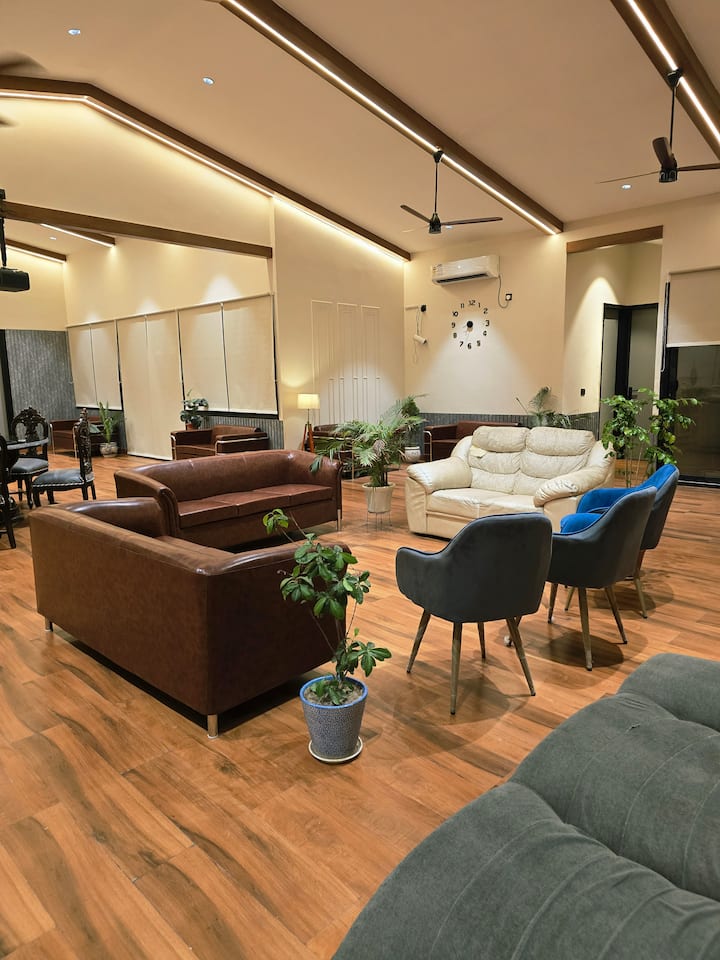 Coso Farm: 5 Ensuite Brs, Pool, Jacuzzi, Cinema - Noida