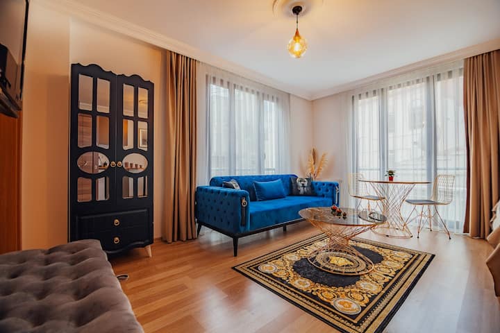 A Building With 5 Studio Apartment With 5 Bathroom - Istanbul