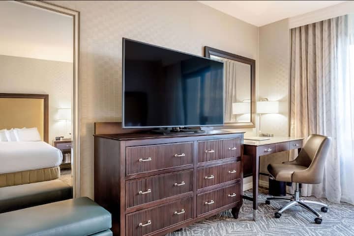 4 Pet Friendly Units W/ Sitting Area & Pool Access - Arlington, VA