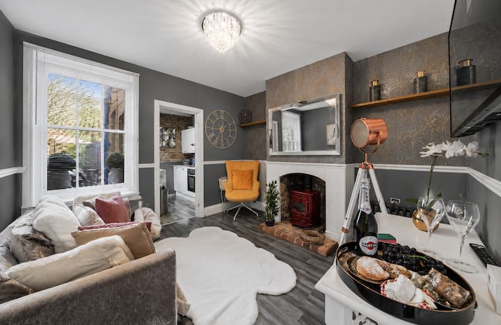 The City Centre Retreat - With Parking & Hot Tub - Whitstable