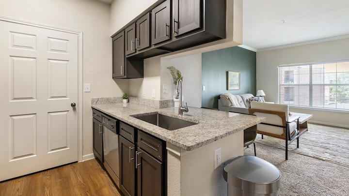 Landing | Spectacular 2bd, Gym - 매키니