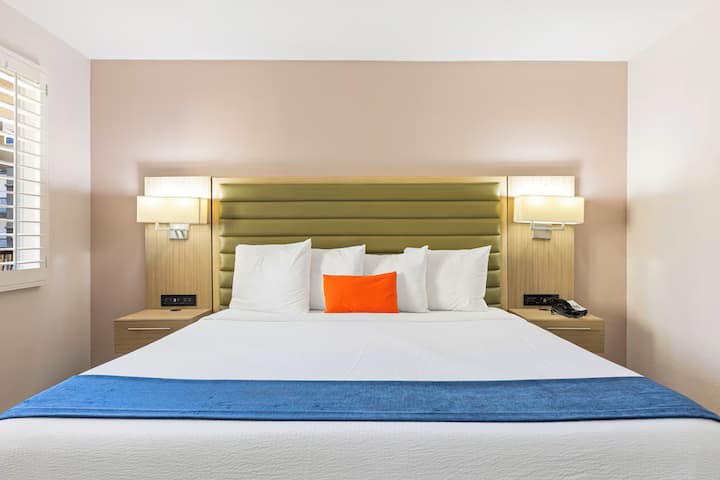 King Room With Premium Comfort In Pasadena - Pasadena, CA