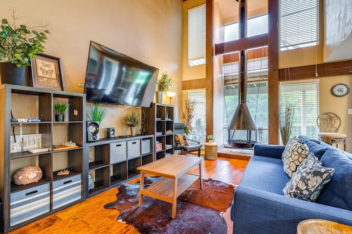 On Golf Course! Resort-style Lago Vista Retreat - Lakeway, TX