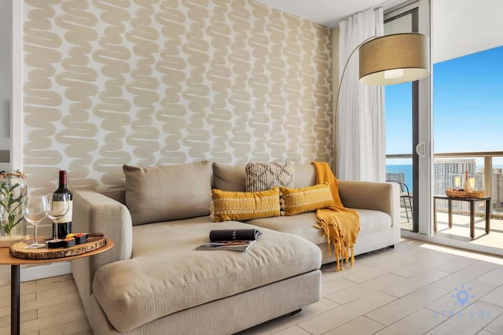 Beautiful Views + Amazing Pool+ Beach Access - Hallandale Beach, FL
