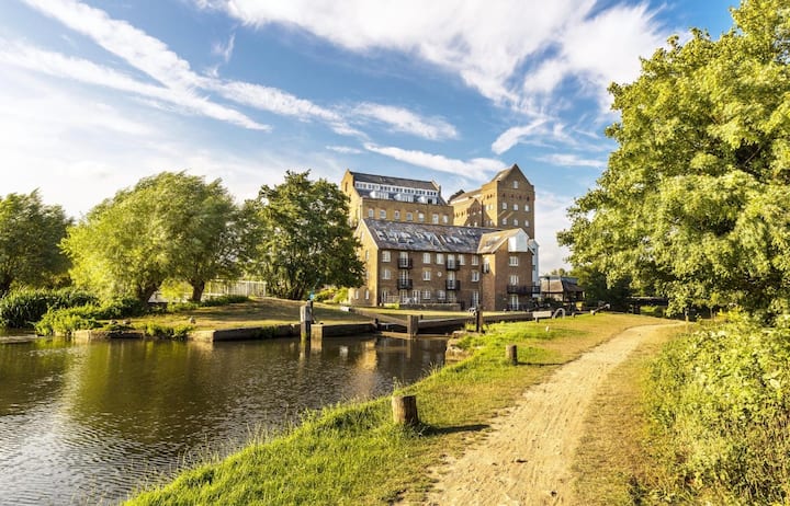 Luxury Riverside Penthouse - Heated Pool & Nature - Woking