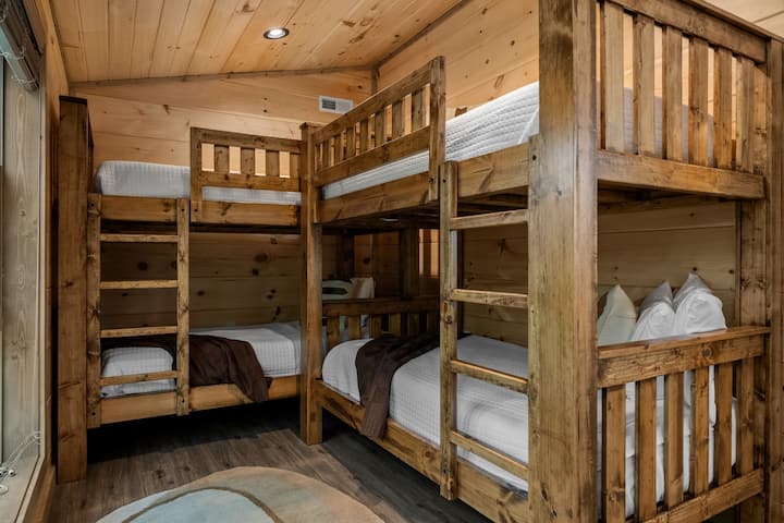 Loft na hornom poschodí so 4 jednolôžkovými posteľami v Fool's Gold