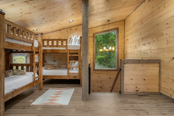 Loft na hornom poschodí so 4 samostatnými lôžkami v Silver Lining