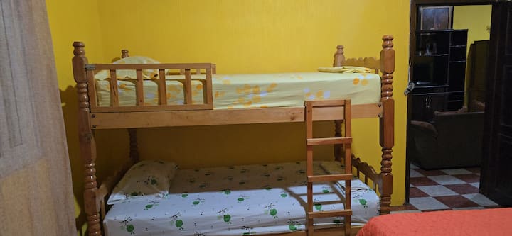Imamo tri kreveta na kat, san svakog djeteta. Jedan je čak i u prvoj sobi, pored bračnog kreveta (king size), tako da mališani mogu biti blizu vas.