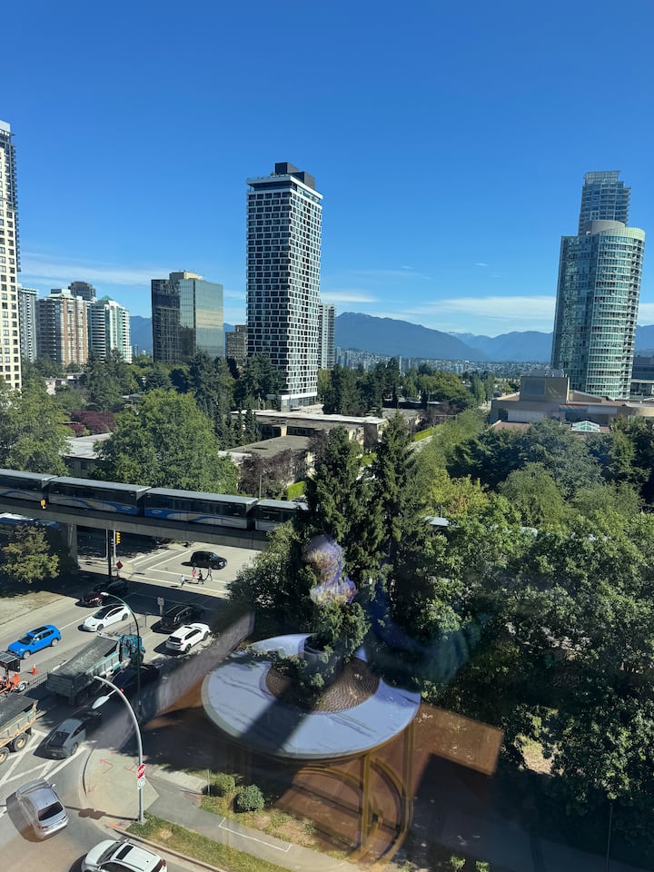 Metrotown Executive 1b1b Suite - Burnaby