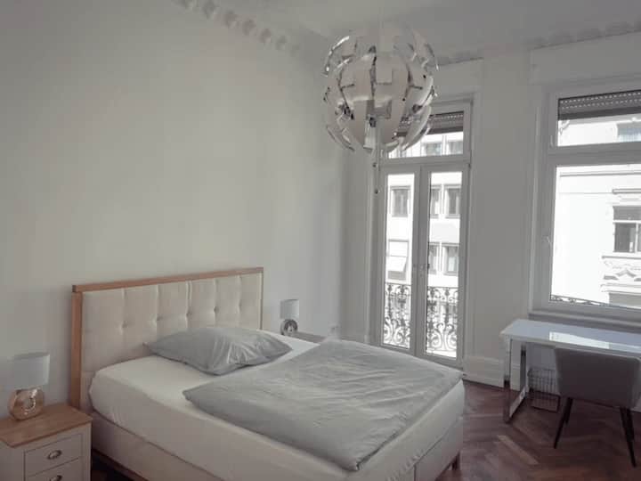 Cozy Balcony Room Near Willy-brandt-platz - Francfort-sur-le-Main
