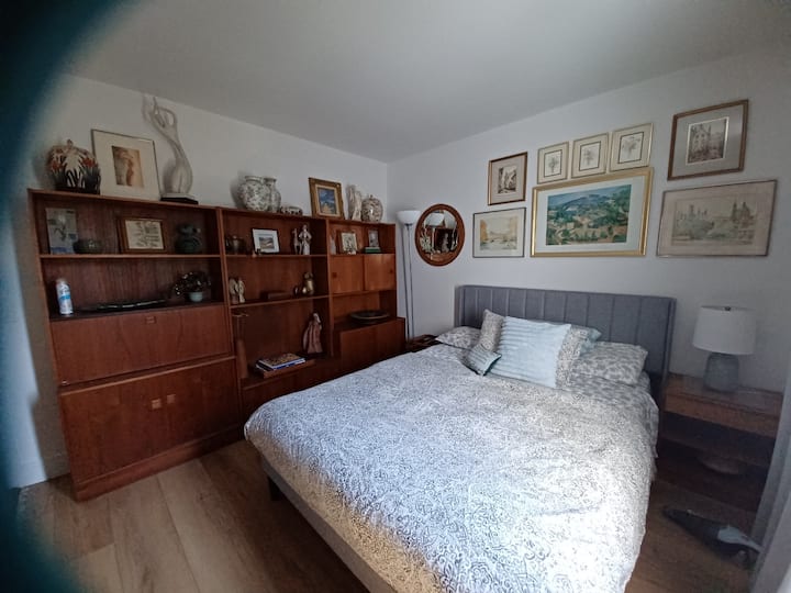 Chambre entièrement meublée
