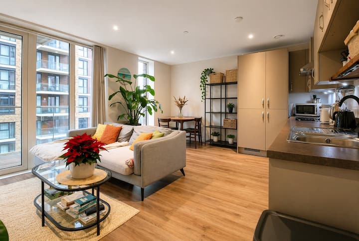 Nearriver Apartment | Balcony | Elizabeth Line - Woolwich