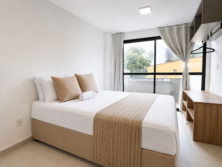 Flat administrado pela Living: Piscina privativa · 5 min do centro