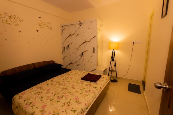 Este quarto tem banheiro privativo e cortinas blackout nas janelas, perfeito para um sono tranquilo e ininterrupto.