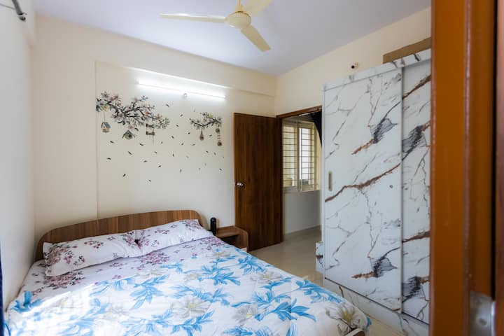Este quarto tem uma varanda anexa com excelente ventilação e luz solar, além de cortinas blackout para uma noite de sono confortável.