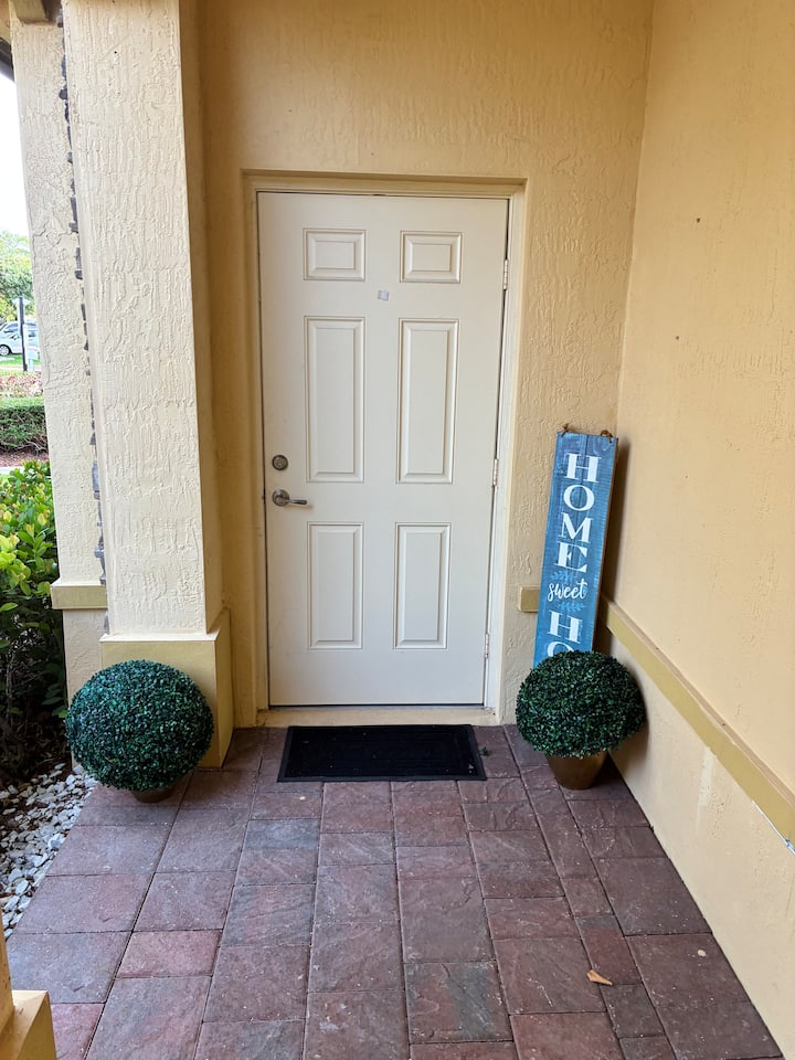 1/1 Apartment On Side Of House - Homestead, FL