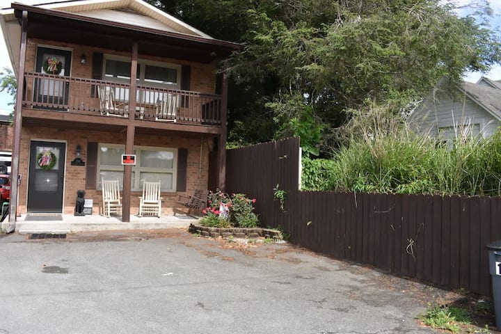 Minute To Main - Just A Minute's Walk To Main St! - Blowing Rock, NC
