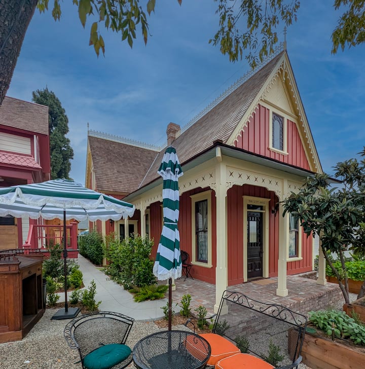 Saxony's Cottage At The Arthur Blair Historic Inn - Azusa, CA