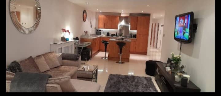 Comfortable 1-bedroom Flat Located In Penn Hill. - Poole