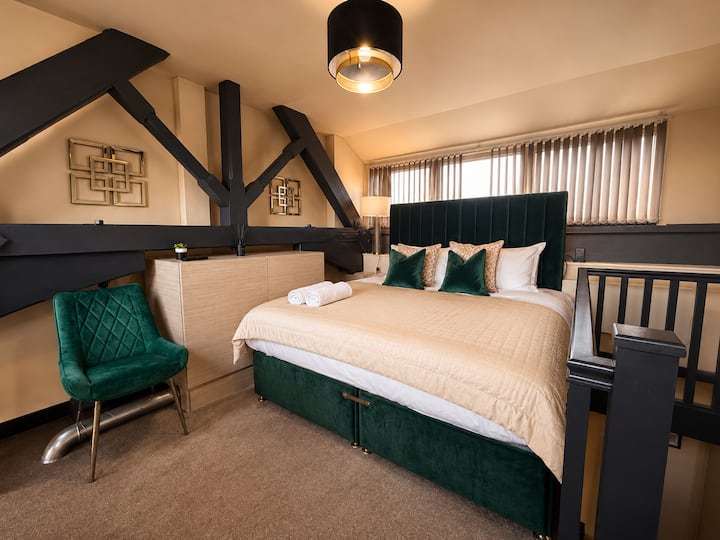 Stylish Duplex Leeds City | 5* Location Sleeps 4 - Leeds