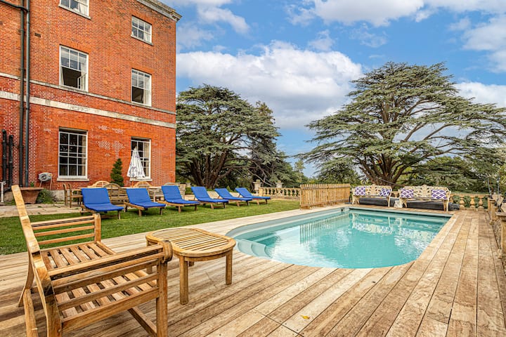 Wilde Cedar With Swimming Pool - Oxfordshire