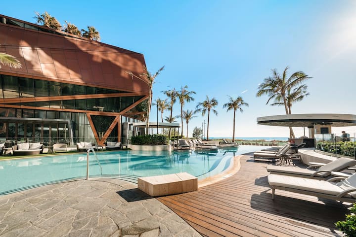 Surfers Beachfront | Swim-up Bar + Lagoon W/cinema - Broadbeach