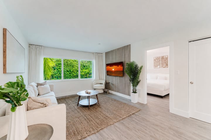 Boca Banyan | Beach Pool Jacuzzi King Bed - Boca Raton, FL