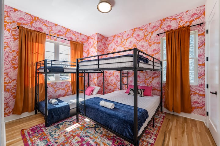Perfecta para hermanos, amigos o primos, esta divertida habitación con literas cuenta con una litera de dos camas individuales y una litera de dos camas matrimoniales, todo rodeado del divertido estilo característico de Rosé Social.