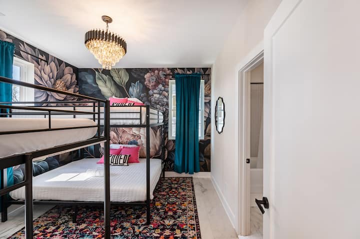 Perfecta para familias y grupos, esta elegante habitación con literas cuenta con una litera de dos camas individuales y una litera de dos camas matrimoniales, todo con un diseño floral atrevido y detalles de inspiración boutique.