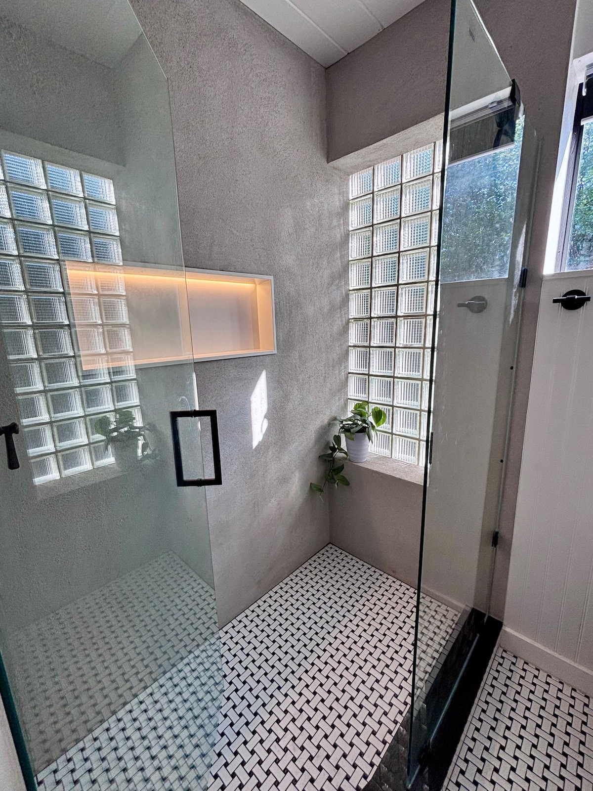 Mid-Century Modern bungalow walk to bars & dining