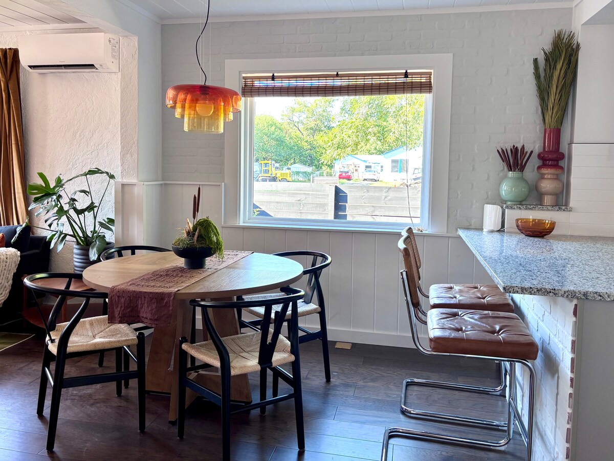 Mid-Century Modern bungalow walk to bars & dining