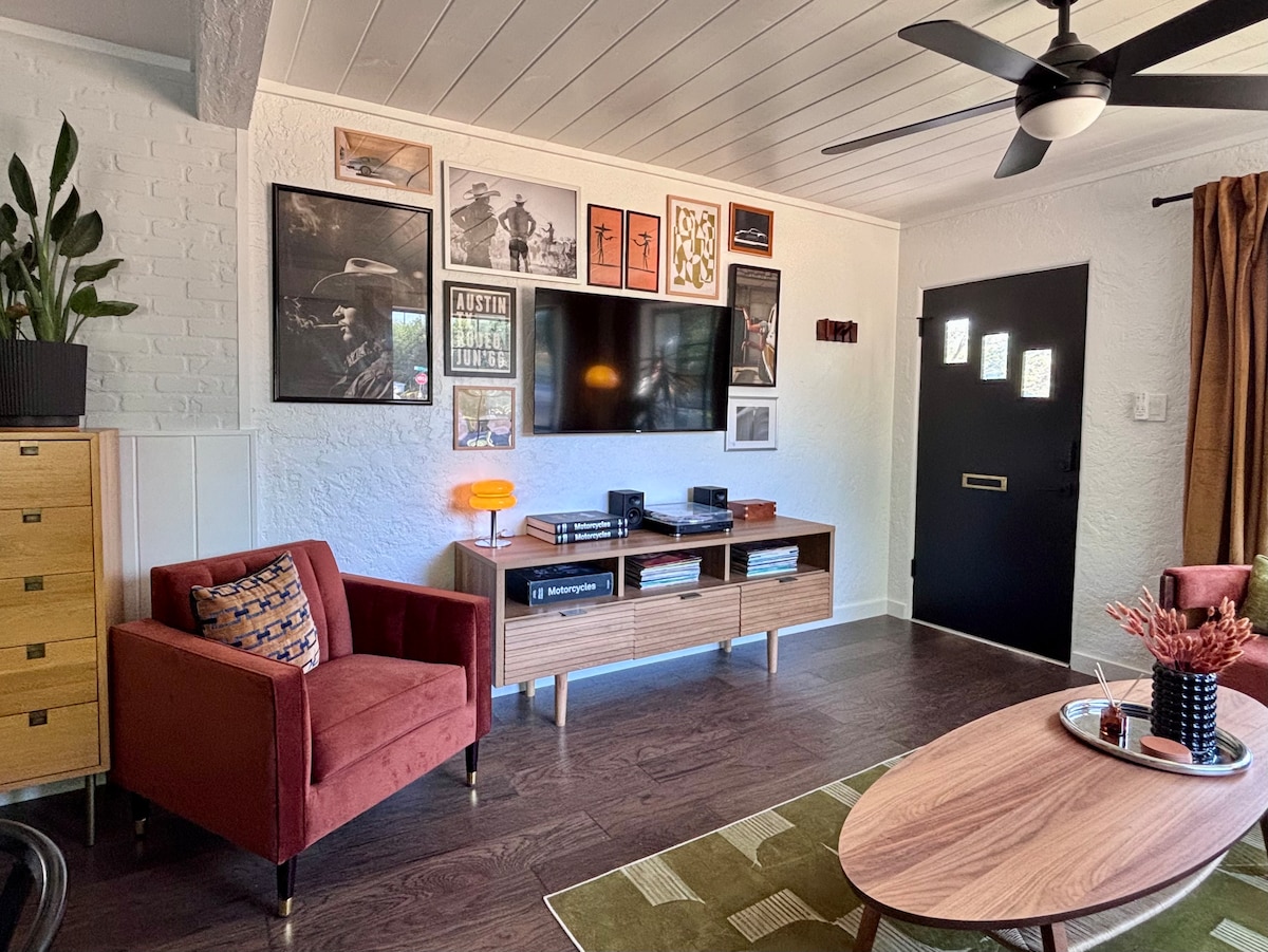 Mid-Century Modern bungalow walk to bars & dining