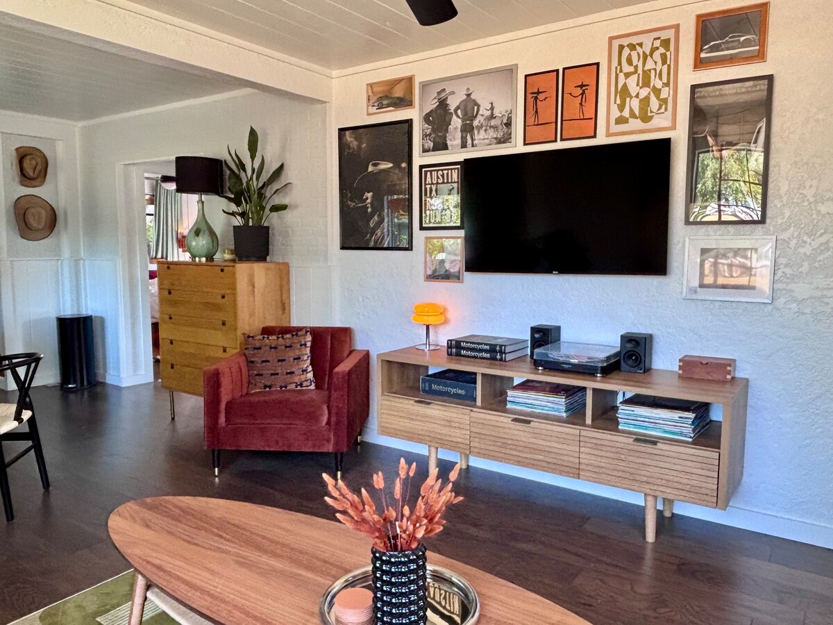 Mid-Century Modern bungalow walk to bars & dining
