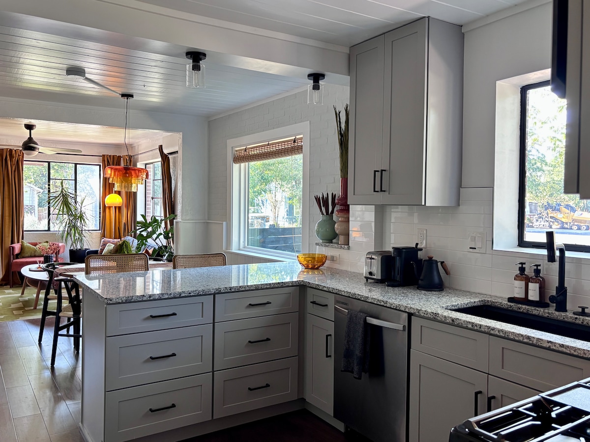 Mid-Century Modern bungalow walk to bars & dining