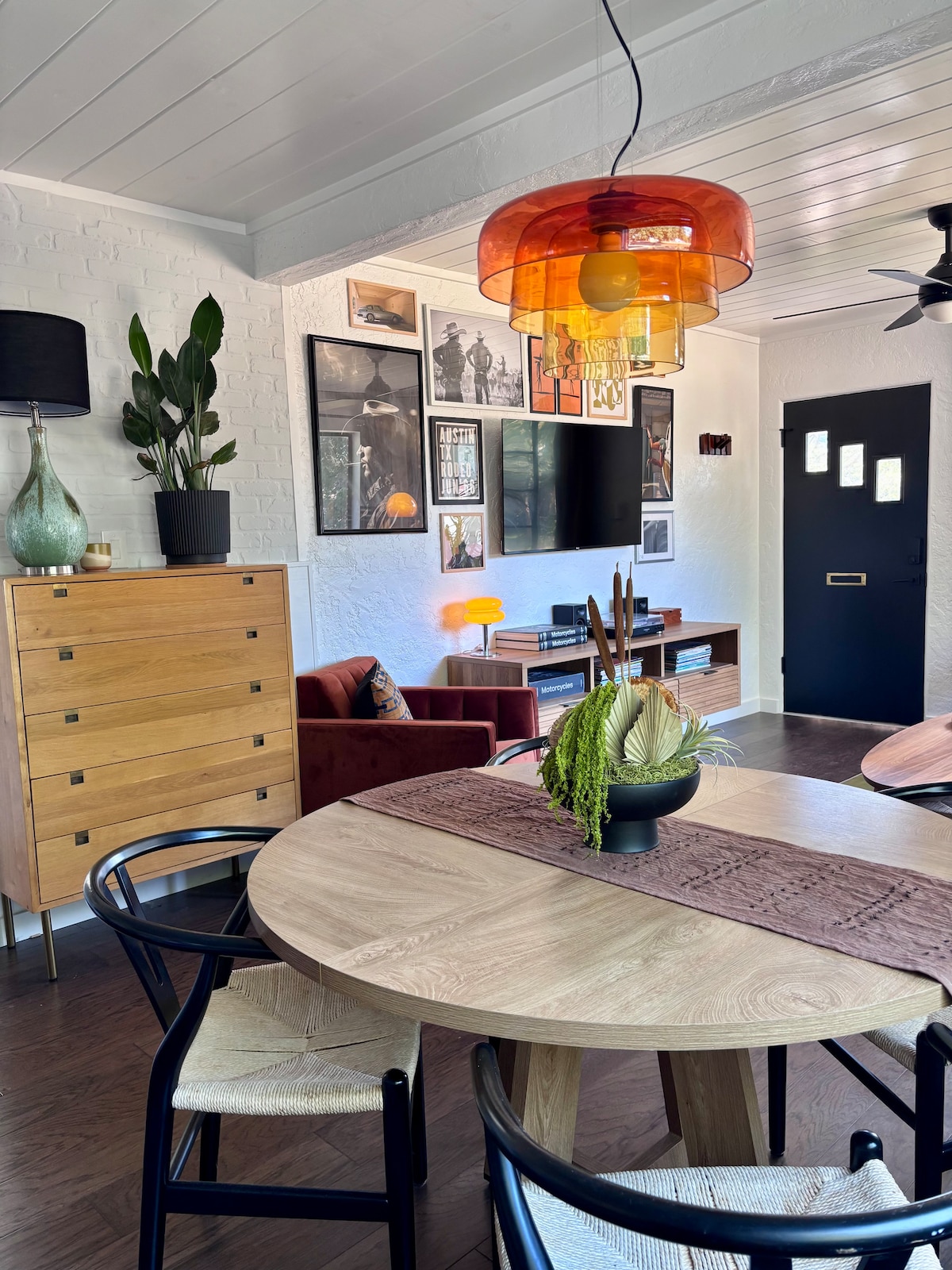 Mid-Century Modern bungalow walk to bars & dining