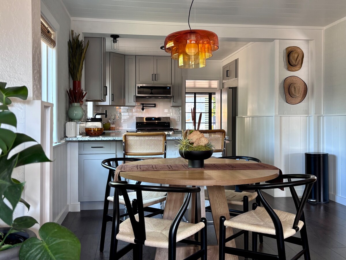 Mid-Century Modern bungalow walk to bars & dining