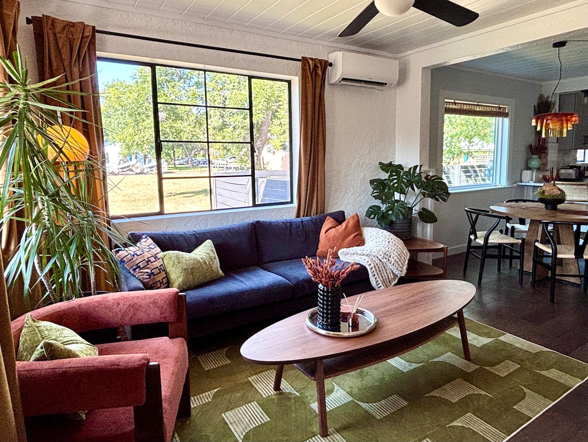 Mid-Century Modern bungalow walk to bars & dining