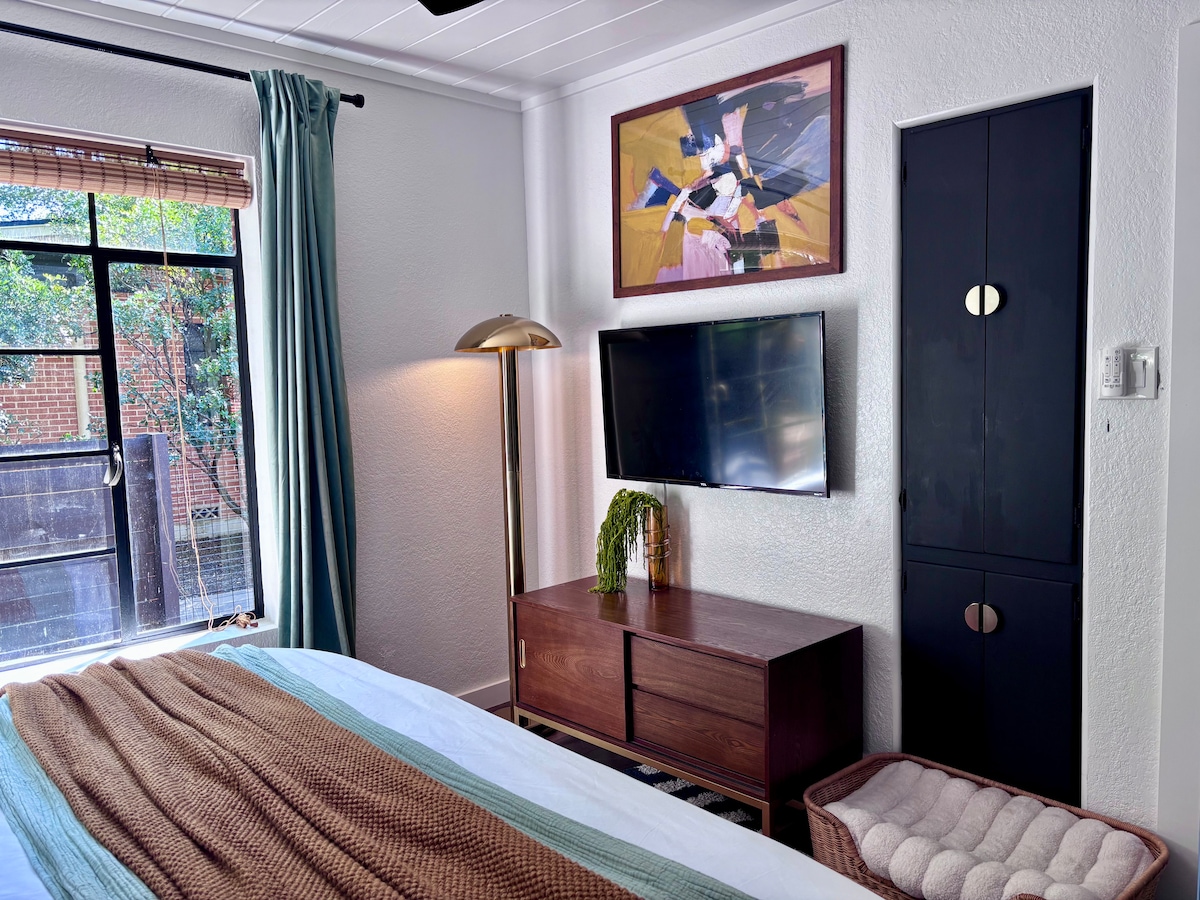 Mid-Century Modern bungalow walk to bars & dining