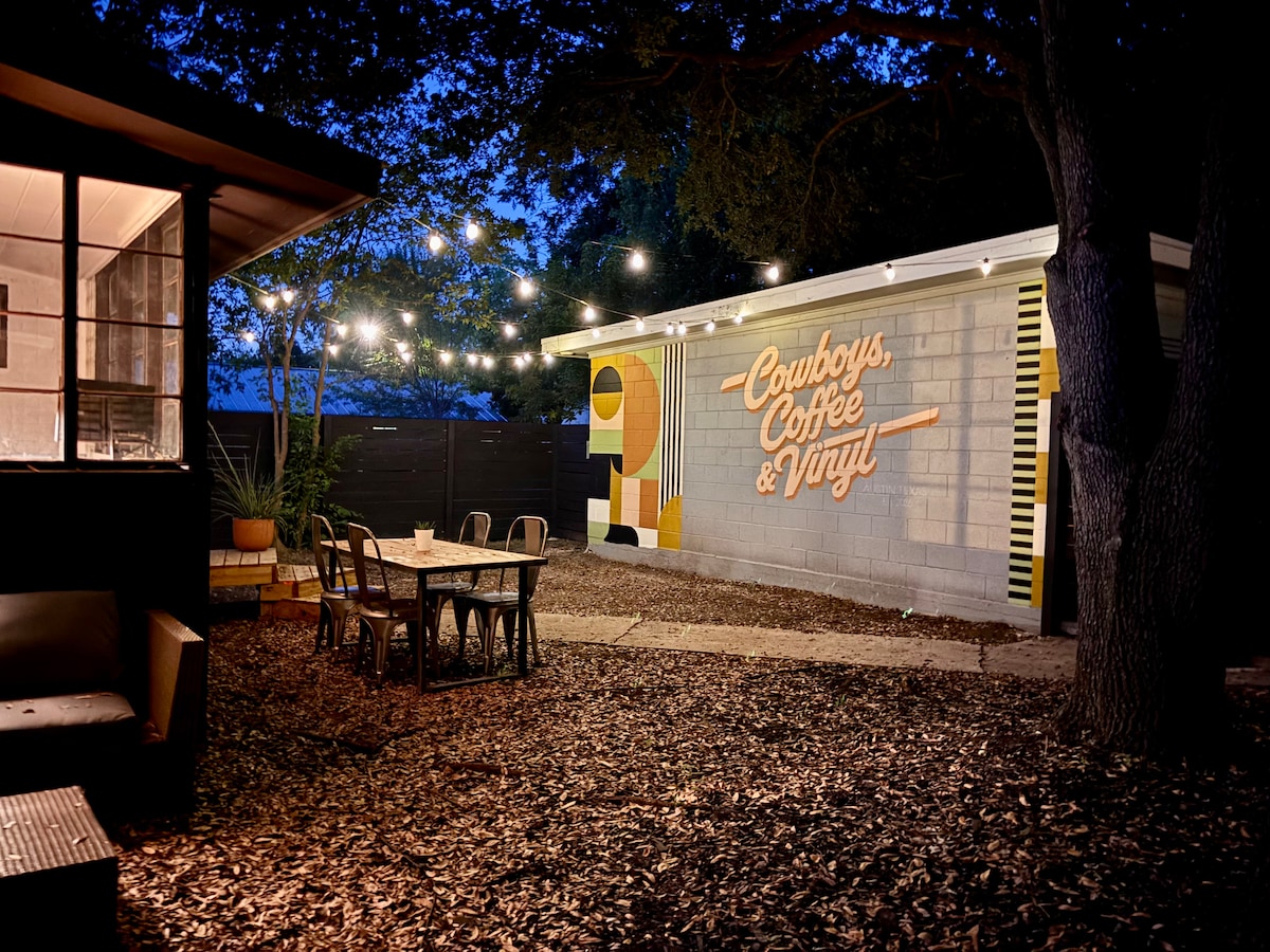 Mid-Century Modern bungalow walk to bars & dining
